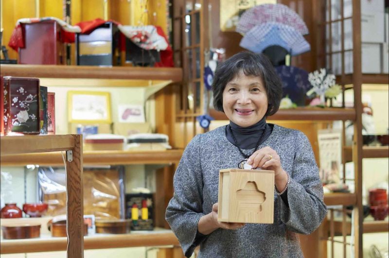 Takako Ichikawa cùng phiên bản gỗ hiện đại của Yusanbako